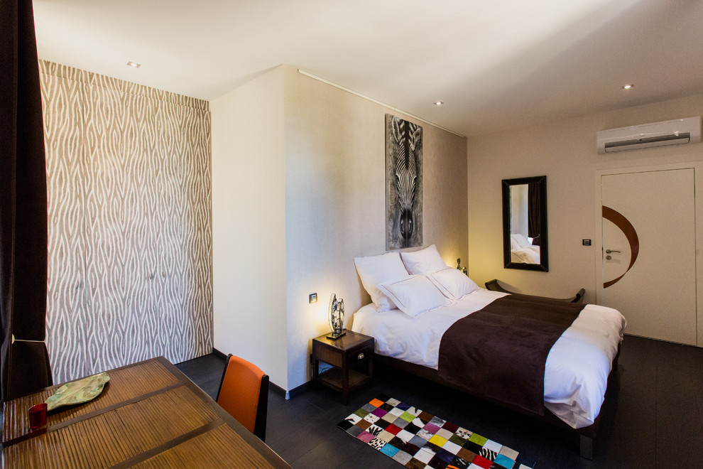 Example of a trendy bedroom design in Bordeaux