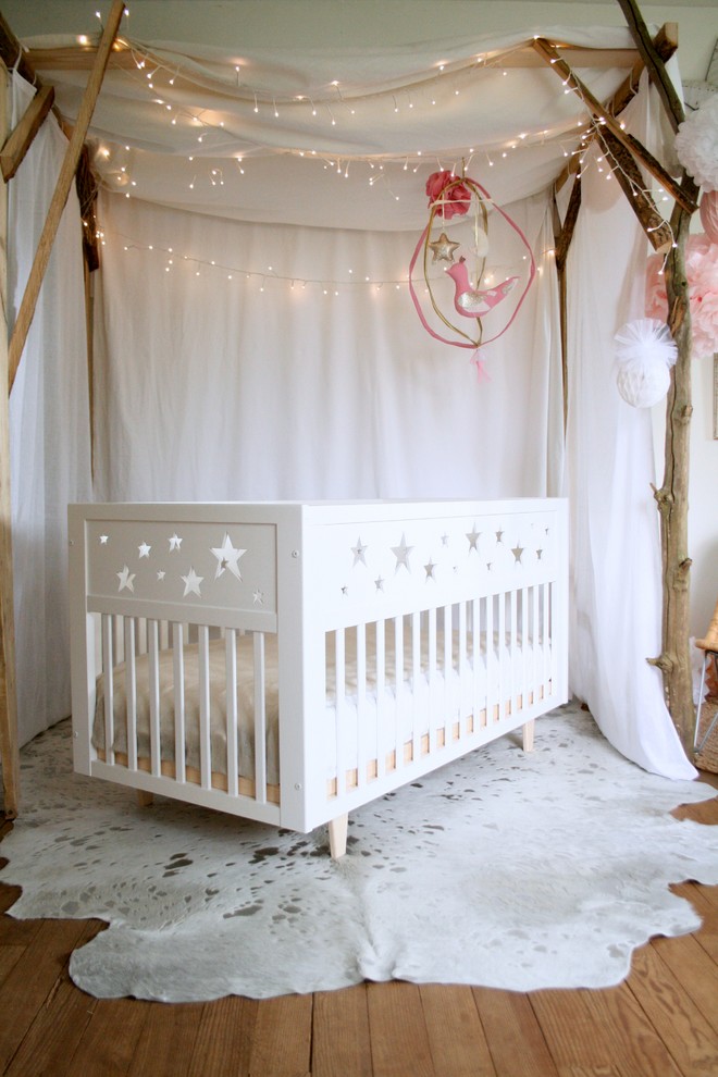 Foto di una cameretta per neonati contemporanea