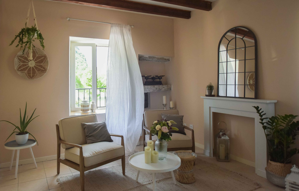 Ejemplo de dormitorio campestre de tamaño medio con paredes beige