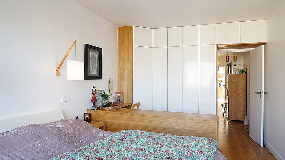 Пример оригинального дизайна: гостевая спальня среднего размера, (комната для гостей) в современном стиле с белыми стенами и паркетным полом среднего тона без камина