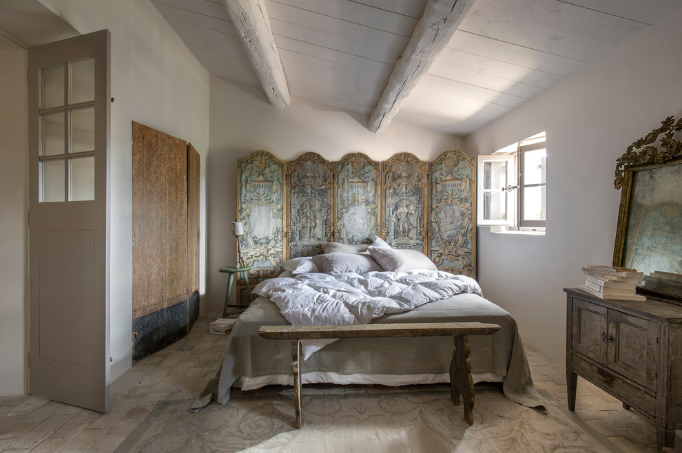 Mittelgroßes Landhaus Hauptschlafzimmer mit weißer Wandfarbe und Backsteinboden in Nizza