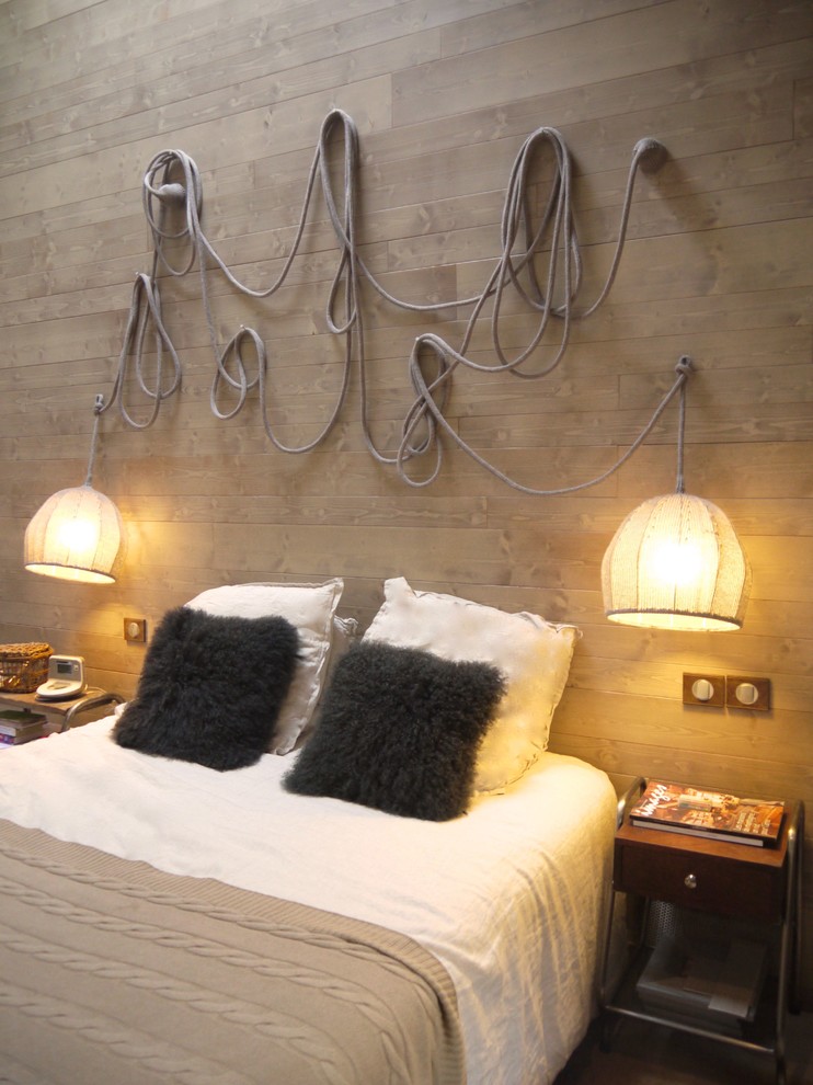 Mittelgroßes Uriges Hauptschlafzimmer mit beiger Wandfarbe, hellem Holzboden und weißem Boden in Angers