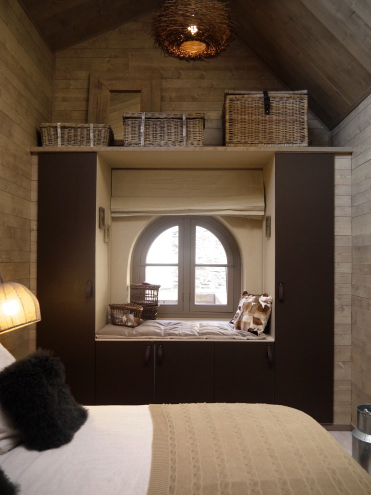 Ispirazione per una camera matrimoniale stile rurale di medie dimensioni con pareti beige, parquet chiaro e pavimento bianco