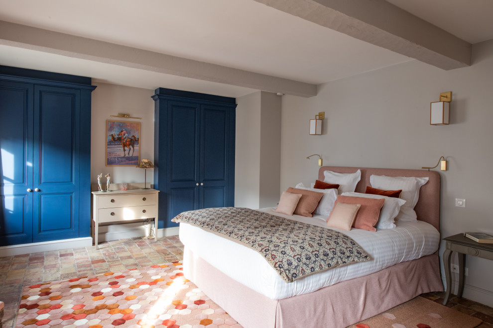 Großes Klassisches Hauptschlafzimmer ohne Kamin mit beiger Wandfarbe und Terrakottaboden in Sonstige