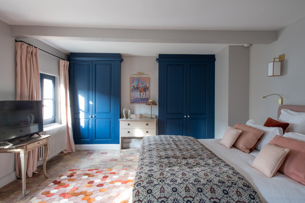 На фото: большая хозяйская спальня в стиле неоклассика (современная классика) с бежевыми стенами и полом из терракотовой плитки без камина с