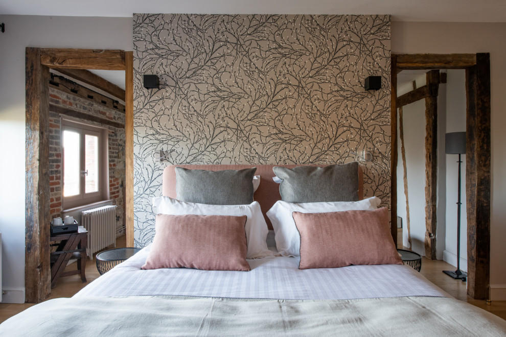 Diseño de dormitorio principal y beige y blanco tradicional renovado grande con paredes beige, suelo de madera clara, suelo marrón y papel pintado