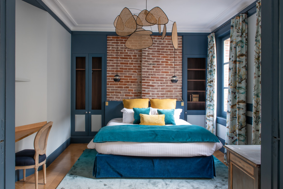 Esempio di una grande camera matrimoniale chic con pareti blu, parquet chiaro e pavimento marrone