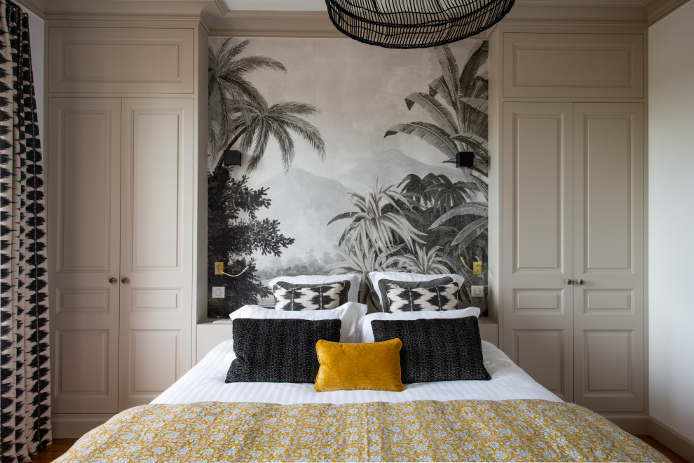 Свежая идея для дизайна: большая хозяйская спальня в стиле неоклассика (современная классика) с белыми стенами и светлым паркетным полом без камина - отличное фото интерьера