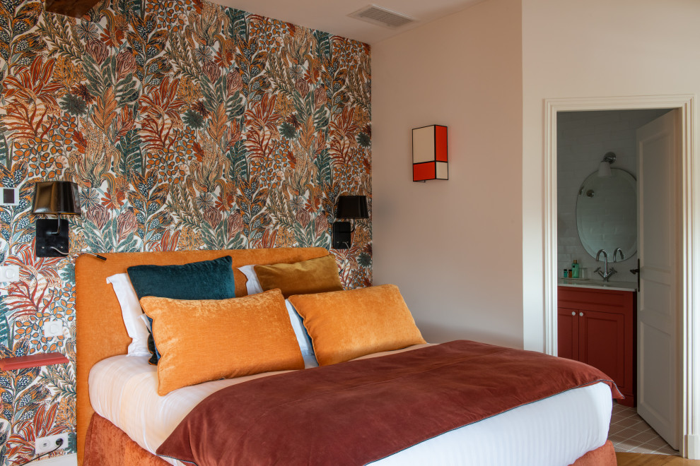 Пример оригинального дизайна: большая хозяйская спальня в стиле неоклассика (современная классика) с красными стенами, светлым паркетным полом и коричневым полом без камина