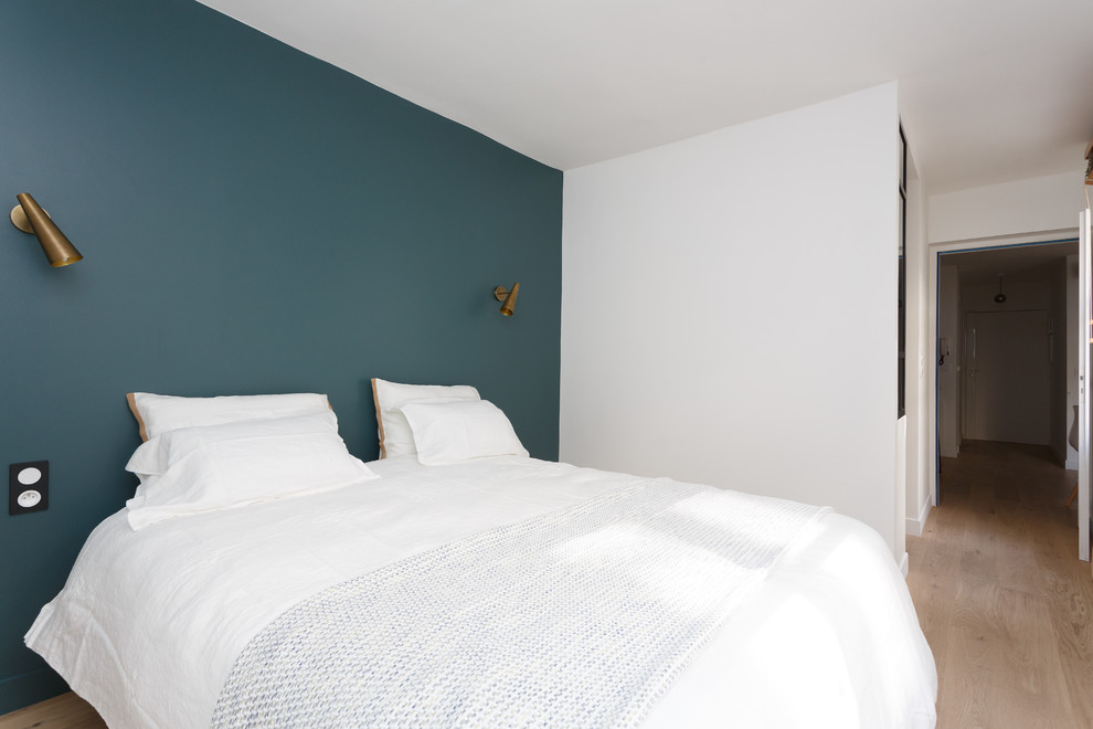 他の地域にある中くらいなモダンスタイルのおしゃれな主寝室 (青い壁、淡色無垢フローリング、ベージュの床、暖炉なし) のレイアウト