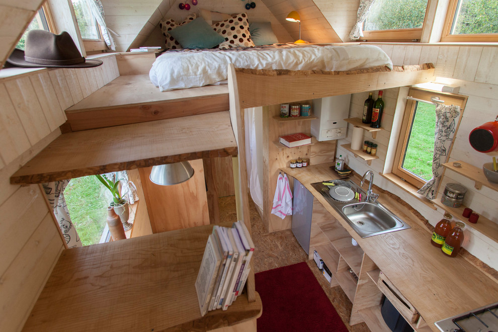 Стильный дизайн: маленькая спальня на антресоли в стиле фьюжн для на участке и в саду - последний тренд