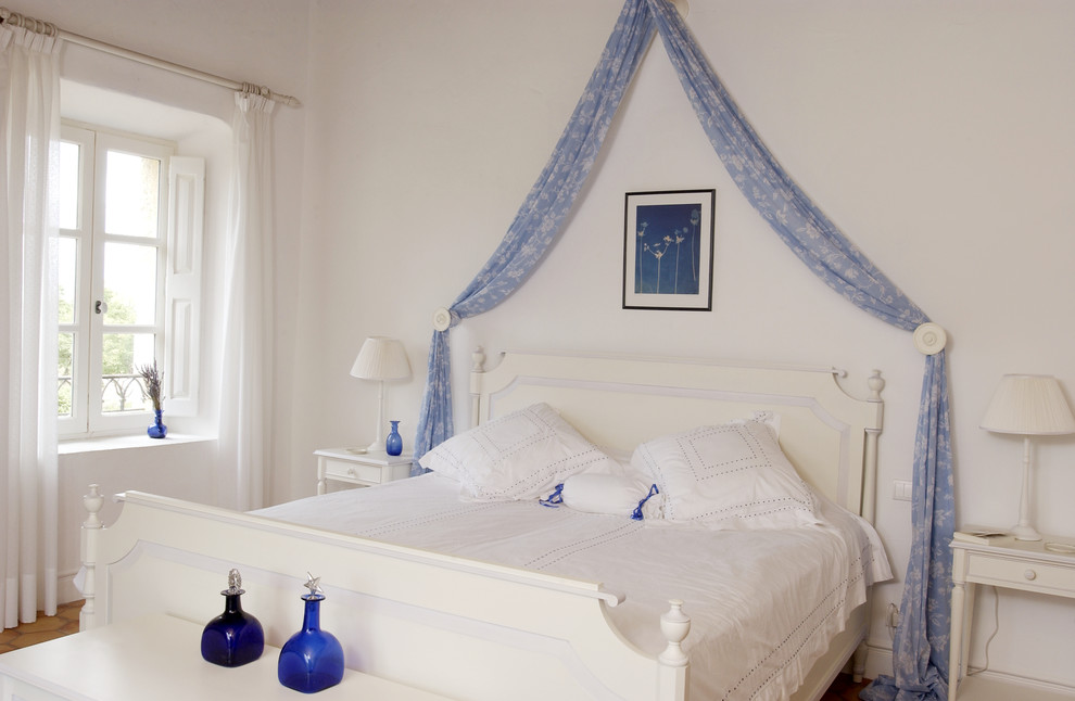 Inspiration for a mid-sized timeless guest bedroom remodel in Paris with white walls