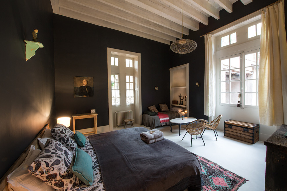 Свежая идея для дизайна: большая хозяйская спальня в стиле фьюжн с черными стенами без камина - отличное фото интерьера