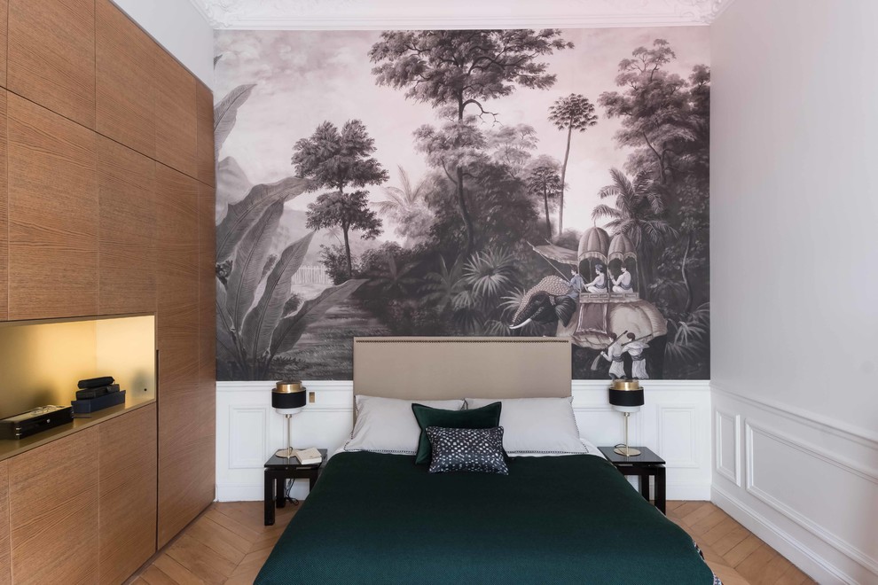 Idee per una camera da letto classica con parquet chiaro e pavimento beige