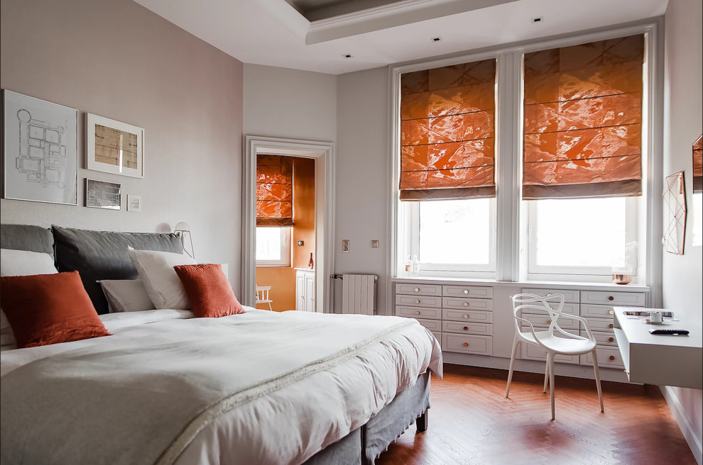 This is an example of a contemporary bedroom in Montpellier with grey walls, medium hardwood flooring and brown floors.