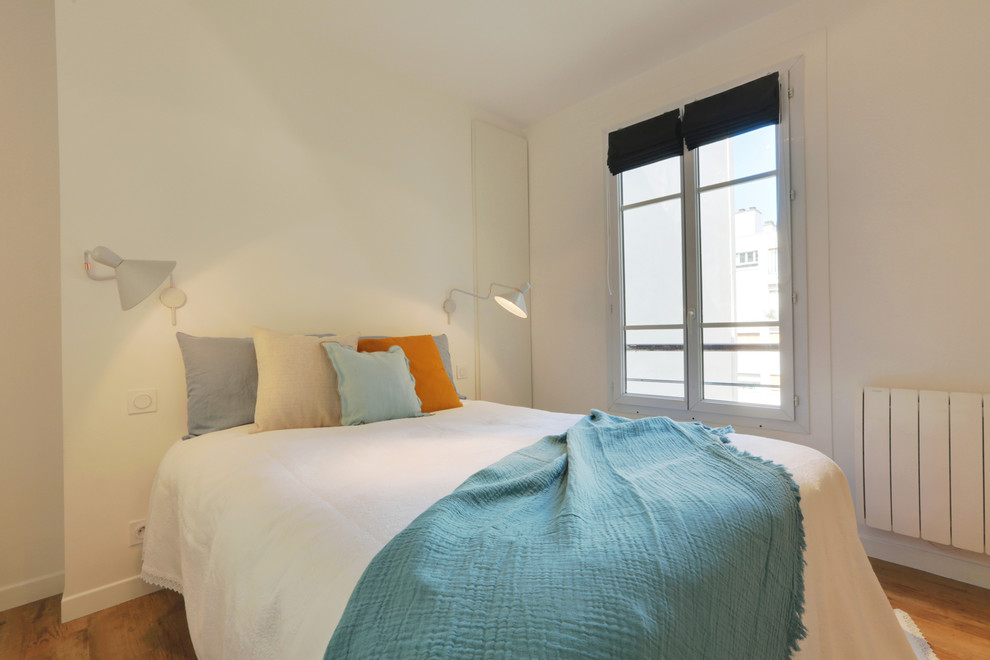 パリにある中くらいな北欧スタイルのおしゃれな主寝室 (白い壁、クッションフロア) のインテリア