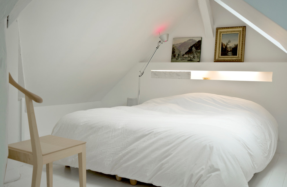 На фото: спальня в современном стиле с