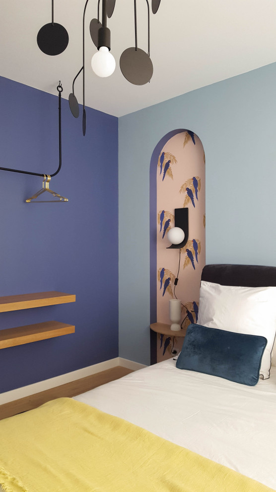 Источник вдохновения для домашнего уюта: хозяйская спальня среднего размера в стиле фьюжн с синими стенами и светлым паркетным полом