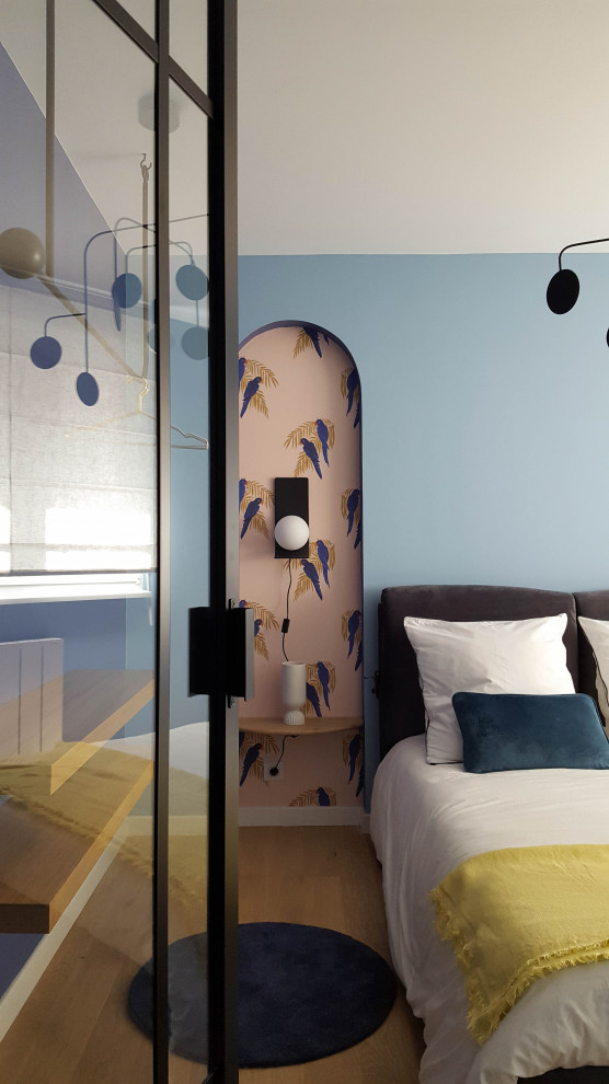 Идея дизайна: хозяйская спальня среднего размера в стиле фьюжн с синими стенами и светлым паркетным полом