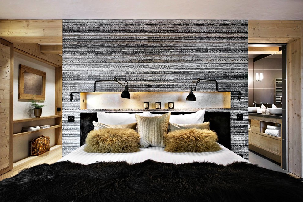 Diseño de dormitorio principal rural grande sin chimenea con paredes multicolor y suelo de madera en tonos medios