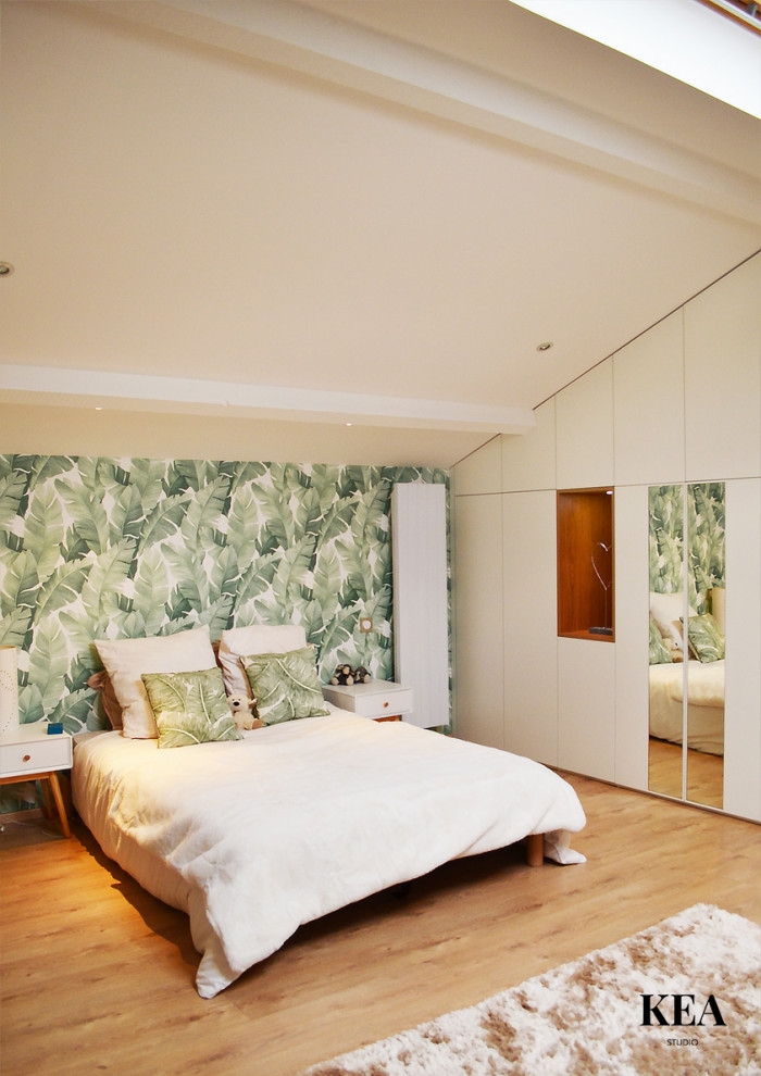 Esempio di una camera da letto stile loft contemporanea di medie dimensioni con pareti bianche, pavimento in laminato, nessun camino e pavimento marrone