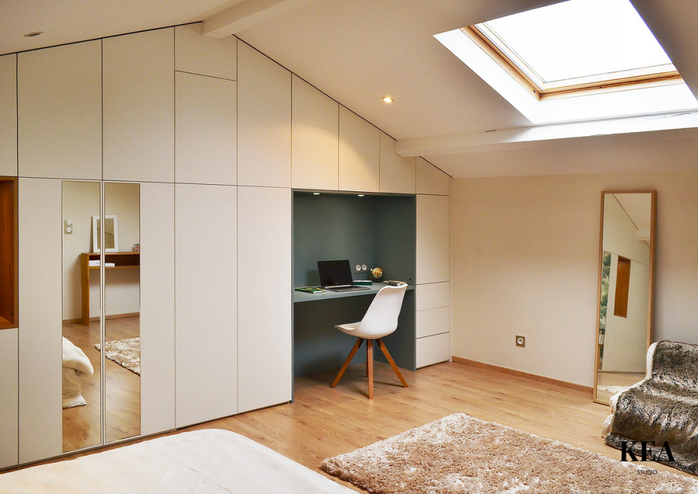 На фото: спальня среднего размера на антресоли в современном стиле с белыми стенами, полом из ламината и коричневым полом без камина с
