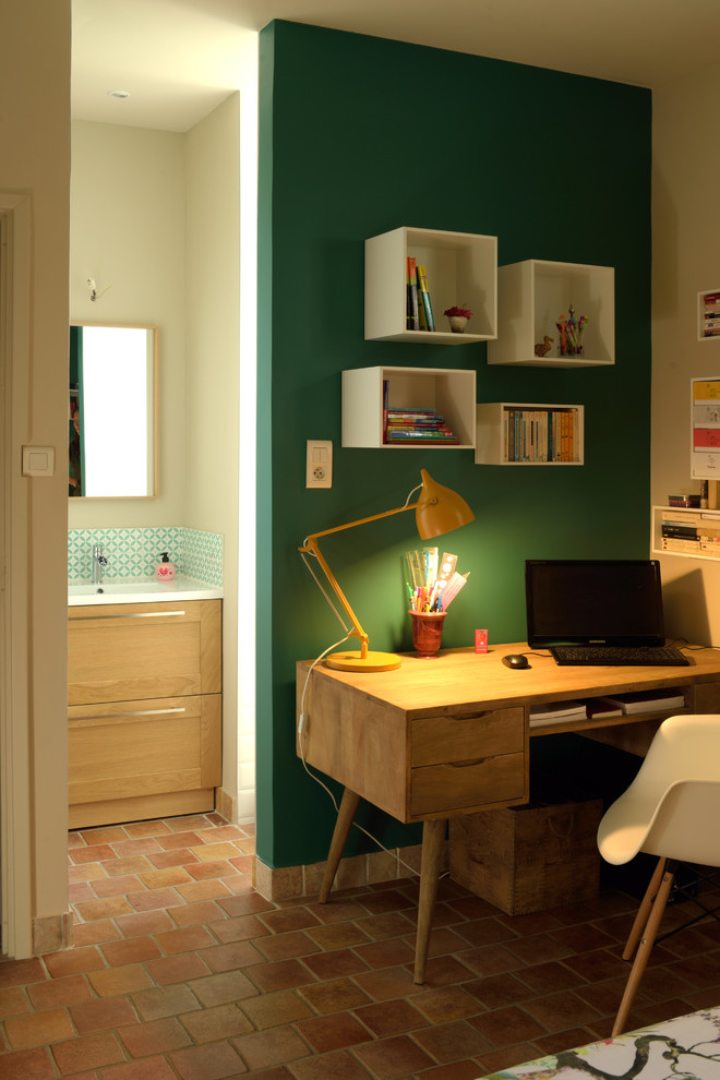 Idee per una camera matrimoniale minimalista di medie dimensioni con pareti verdi e pavimento in terracotta