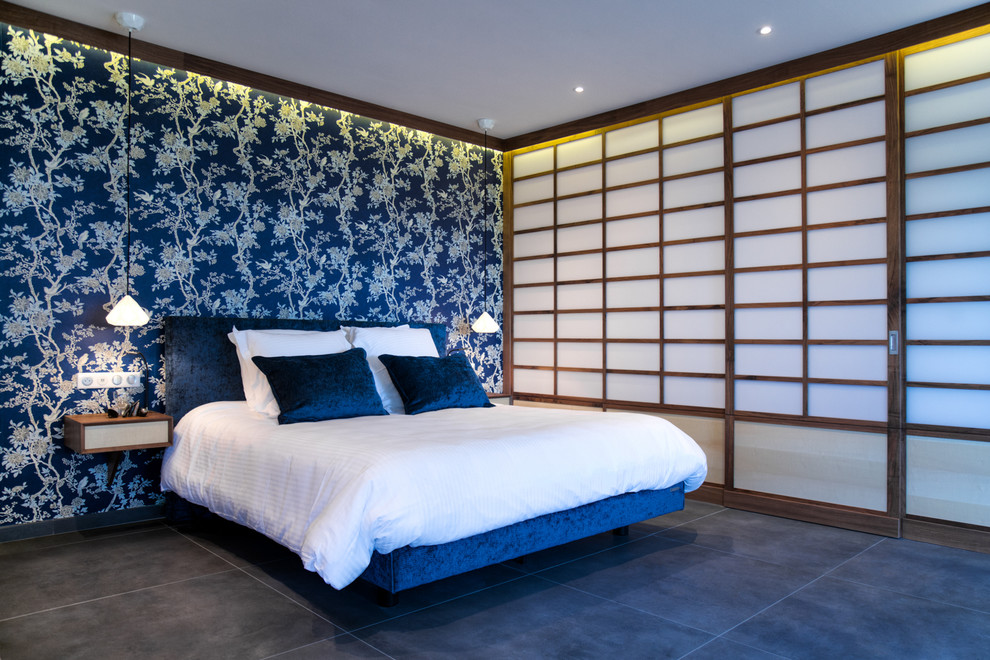 Foto de dormitorio principal de estilo zen extra grande con paredes azules, suelo de baldosas de cerámica y suelo gris