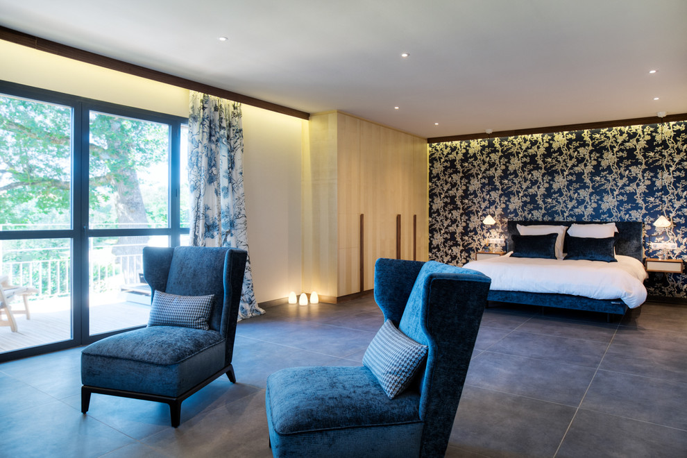Geräumiges Asiatisches Hauptschlafzimmer mit blauer Wandfarbe, Keramikboden und grauem Boden in Toulouse