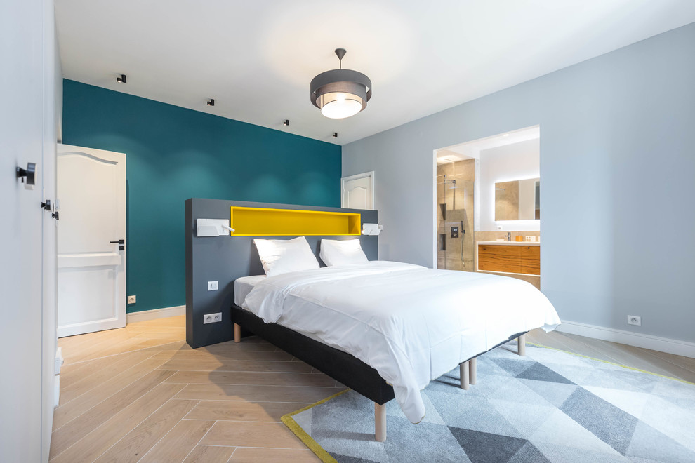 Источник вдохновения для домашнего уюта: хозяйская спальня в современном стиле с синими стенами и бежевым полом