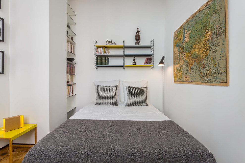 Bedroom - contemporary bedroom idea in Lyon