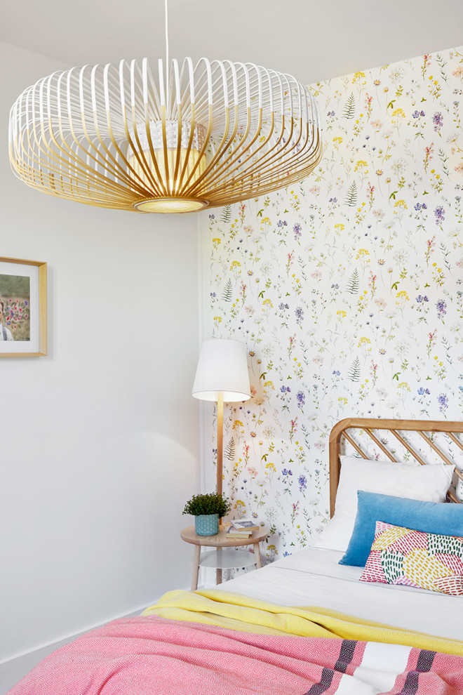 Mittelgroßes Schlafzimmer mit weißer Wandfarbe, dunklem Holzboden und Tapetenwänden in Nantes