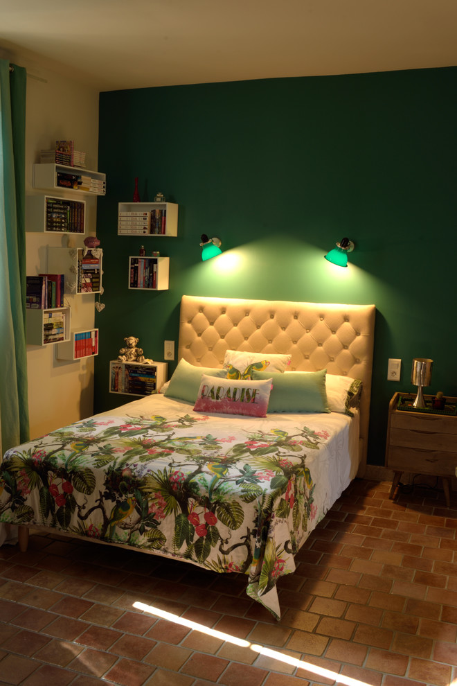 Стильный дизайн: хозяйская спальня среднего размера в стиле ретро с зелеными стенами и полом из терракотовой плитки - последний тренд