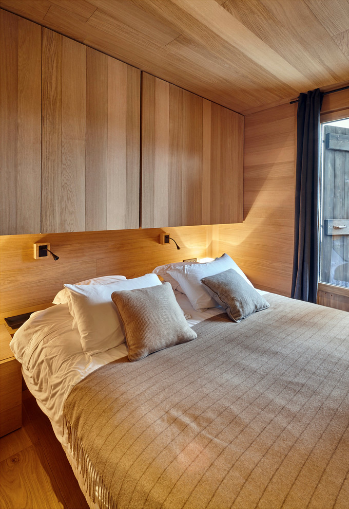 Foto di una camera matrimoniale scandinava di medie dimensioni con parquet chiaro