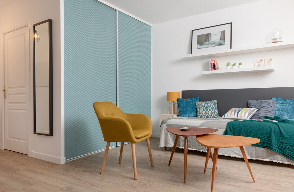 Imagen de habitación de invitados nórdica de tamaño medio con paredes grises, suelo laminado y suelo beige