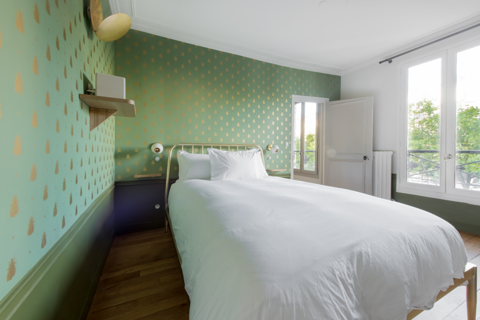 パリにある中くらいなコンテンポラリースタイルのおしゃれな主寝室 (緑の壁、無垢フローリング、茶色い床、壁紙) のレイアウト