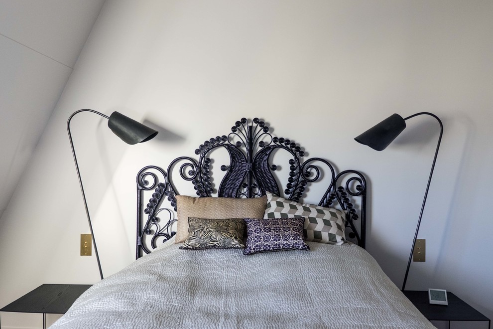 Источник вдохновения для домашнего уюта: спальня среднего размера в стиле фьюжн с белыми стенами