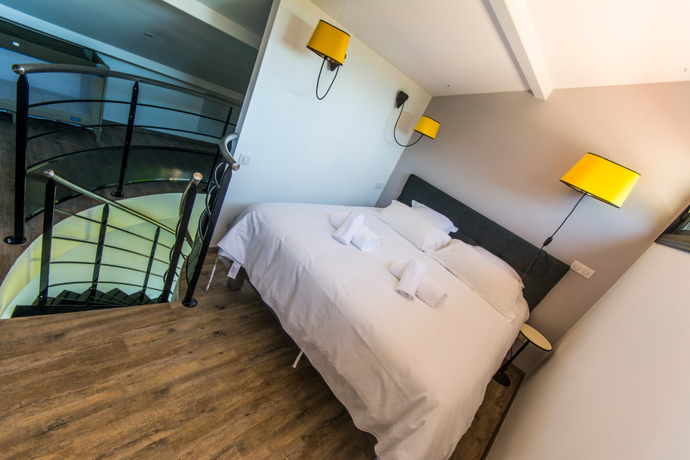 Foto de dormitorio tipo loft minimalista pequeño con paredes blancas y suelo vinílico