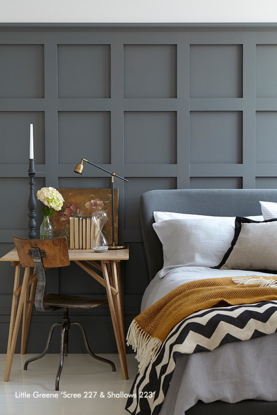 Modernes Hauptschlafzimmer mit grauer Wandfarbe und gebeiztem Holzboden in Nizza