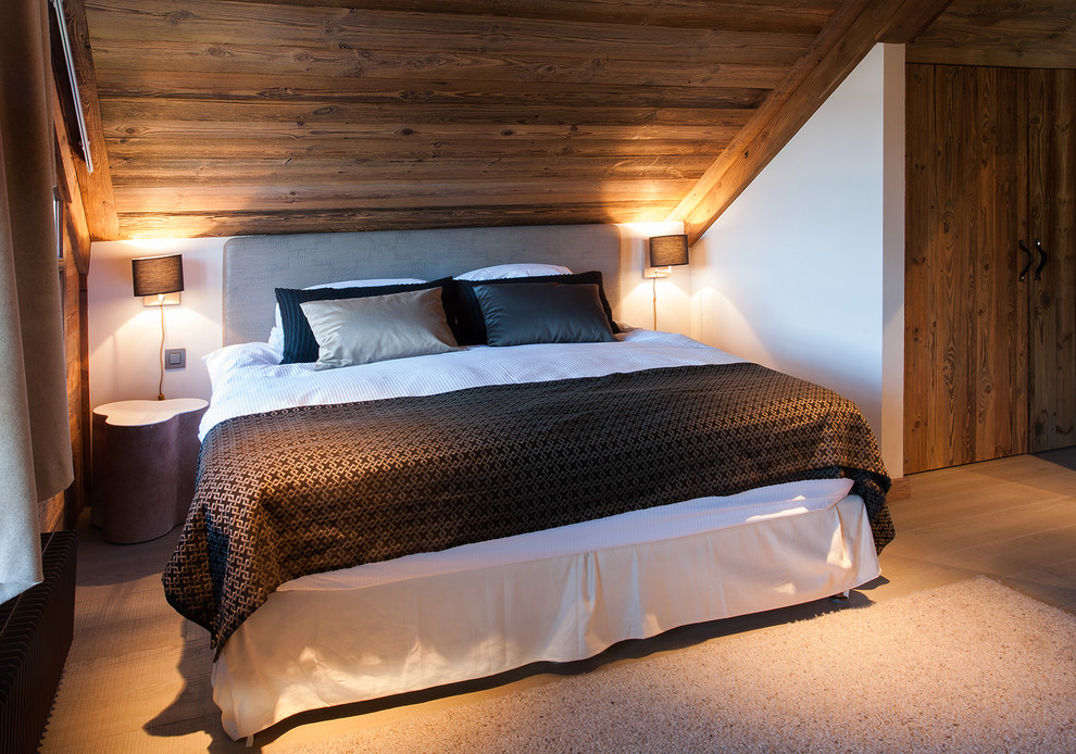 Diseño de dormitorio principal rústico con paredes beige y suelo de madera clara