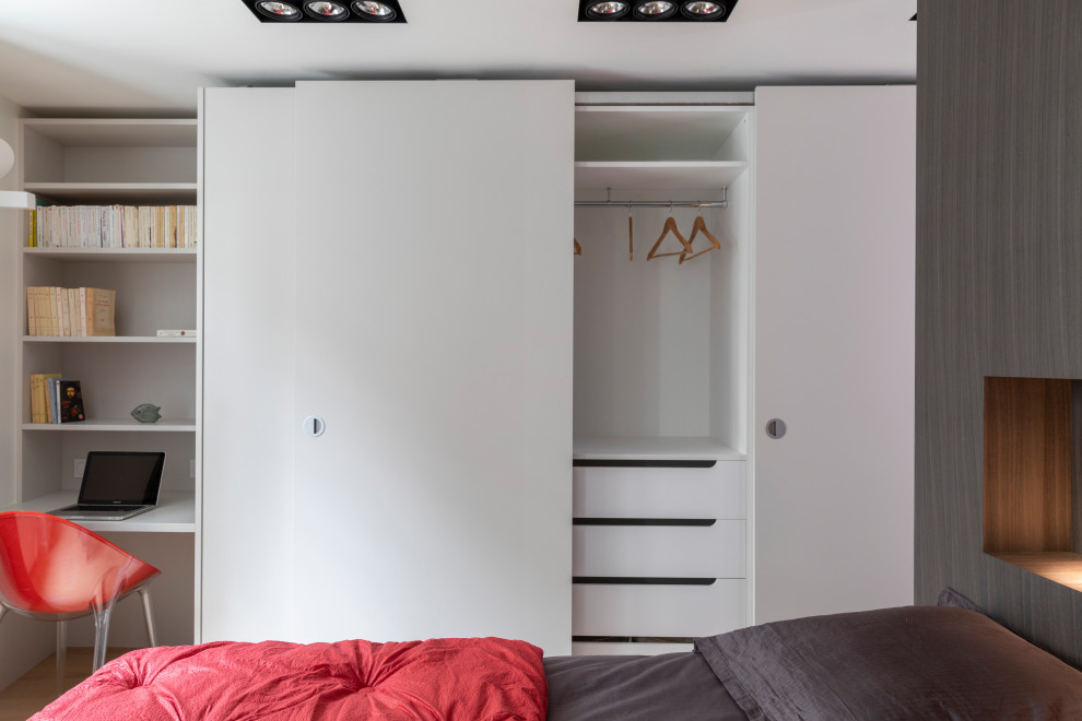 Пример оригинального дизайна: хозяйская спальня среднего размера в современном стиле с белыми стенами, светлым паркетным полом и бежевым полом