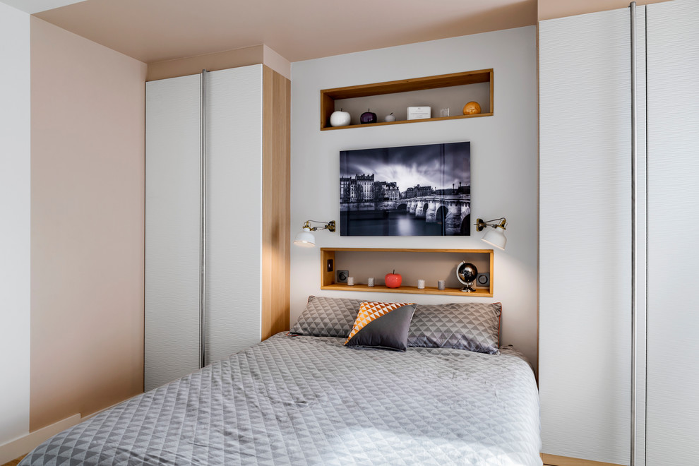 Foto de dormitorio principal y blanco y madera contemporáneo de tamaño medio sin chimenea con suelo de madera clara