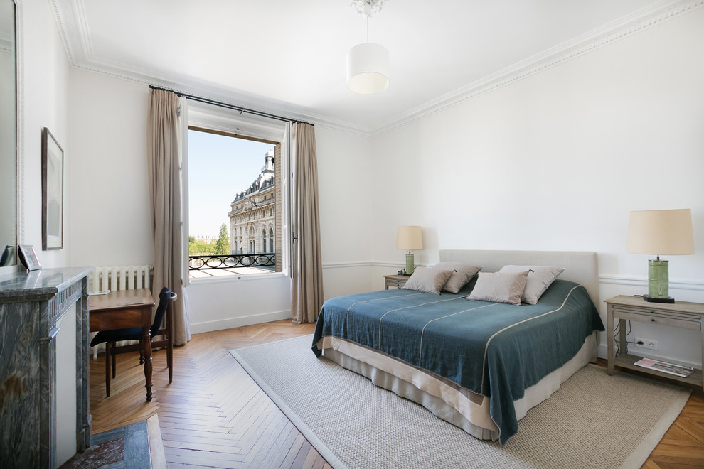 パリにある広いトラディショナルスタイルのおしゃれな主寝室 (白い壁、無垢フローリング、標準型暖炉、石材の暖炉まわり) のレイアウト