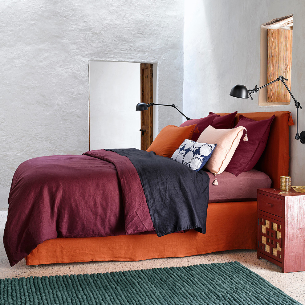 На фото: гостевая спальня среднего размера, (комната для гостей) в стиле фьюжн с белыми стенами без камина
