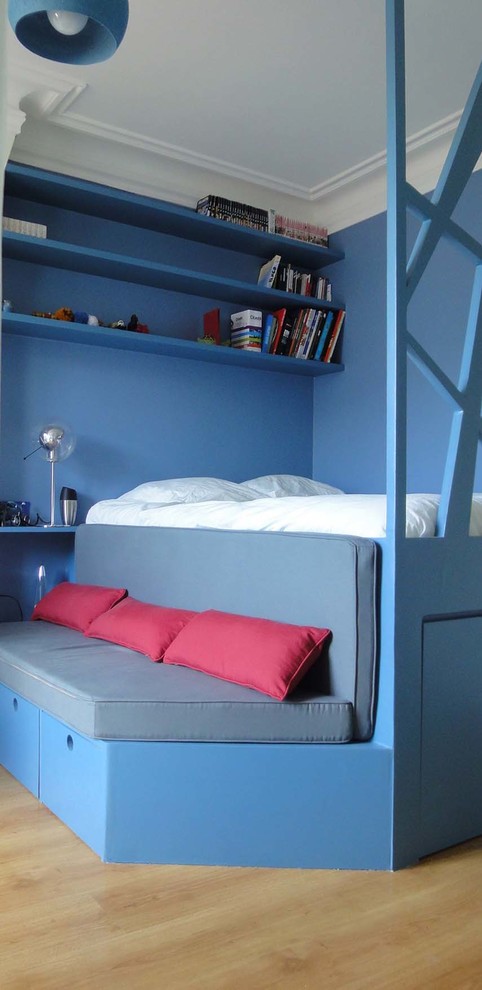 パリにある小さなモダンスタイルのおしゃれな主寝室 (青い壁) のインテリア