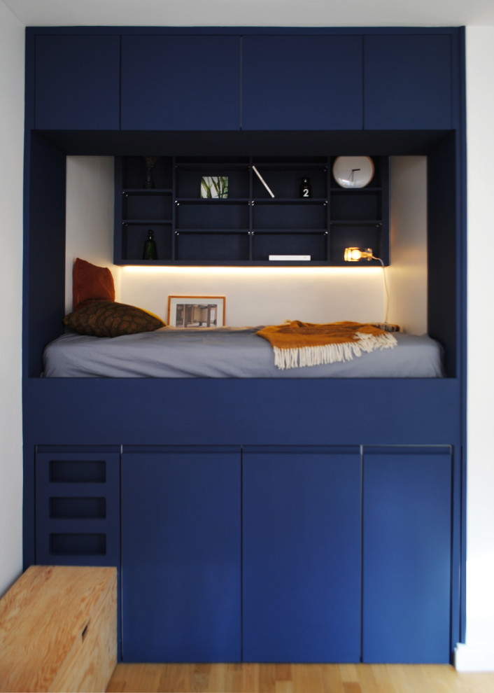 Immagine di una piccola camera da letto stile loft contemporanea con pareti bianche