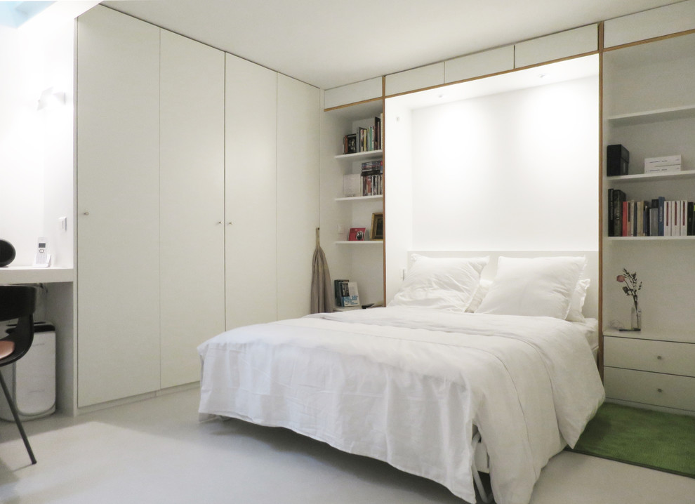 На фото: хозяйская спальня среднего размера в стиле модернизм с белыми стенами без камина