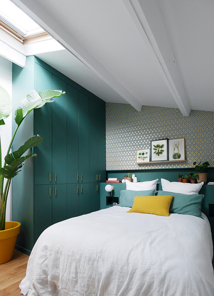 Inspiration för ett mellanstort funkis gästrum, med blå väggar, ljust trägolv och beiget golv