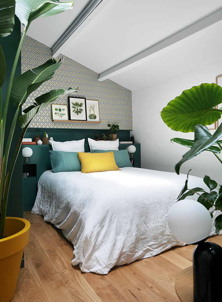 Imagen de habitación de invitados contemporánea de tamaño medio con paredes multicolor, suelo de madera en tonos medios, suelo marrón, papel pintado y techo inclinado