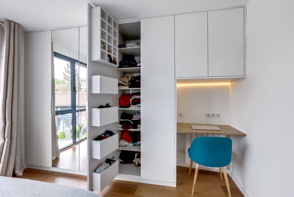 Kleines Modernes Hauptschlafzimmer ohne Kamin mit weißer Wandfarbe, Sperrholzboden und beigem Boden in Paris